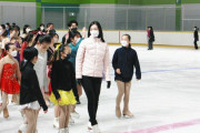 東大和スケート場で金の舞　荒川静香さんら、リニューアル祝う　キッズランドもオープン