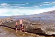 度胸試し。ブラジルの海岸で危険な遊びをする少年たちの映像。