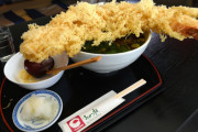 【衝撃】どんぶり覆うエビ天うどん　インスタ映えでも人気
