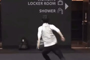 【えっ】羽生結弦さん、WOMEN'S LOCKER ROOM前でまさかの完璧4回転披露ｗｗｗ 「氷上以外でも天才」は伊達じゃなかった
