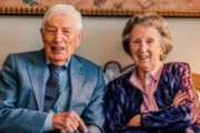オランダの元首相、夫人とともに安楽死を選ぶ 「片方を残して離れる事が出来なかった」