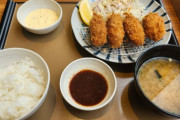 【画像】やよい軒のカキフライ定食1070円（税込）←お前らこれ許せる？