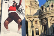 パリのオペラ座が「超肥満体の黒人女性の広告」で覆われ見るも無残な姿に(海外の反応)
