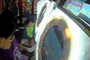 【動画】Ｚ世代さん、今度はゲーセンで大暴れしてしまうｗｗｗｗｗ