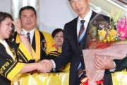 阪神　矢野監督が沖縄入り　宿舎で花束贈呈セレモニー