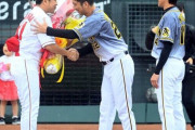 阪神・能見と藤川が引退試合の広島・石原慶に花束　３人で記念撮影も