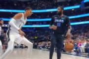 【NBA】カイリーが巧みなレイアップ！決められたウェンビーの口から出た言葉とは…？