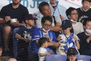 【朗報】バウアーさん、京セラドームを満喫　カメラを手に球場を歩き回り売店で食べ物も購入