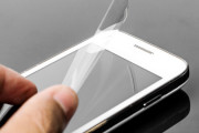 【悲報】有識者「スマホに保護フィルム貼ってる奴、全員バカです。意味ないよ」