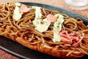 【100円じゃない】ローソンストア100で『てんこ盛り焼きそばロール』が4日から発売！パンが皿ｗｗｗ