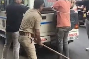 【動画】殺人事件の再現捜査の為に事件現場で容疑者を棒で叩きまくるインド。