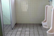 【画像】喫煙者、「トイレでタバコ吸っても燃え移るものがないから火事にならない」とドヤ顔で落書き