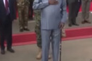 【動画】 南スーダン大統領が公式行事中に失禁する「ガチ衝撃動画」が拡散　報道関係者を拘束