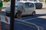 【画像】お爺さん、コンビニの駐車場で車の塗装を始めるｗｗｗｗｗｗｗｗｗｗ