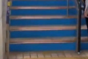 外国人「信じられないと思った日本の駅の階段の光景…」