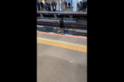 【動画】30代後半の渋谷ギャルさん、突如線路内に侵入し颯爽と歩き去る→その理由があまりにもクソすぎた・・・