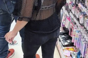 【画像】女子中学生さん、とんでもない服装で買い物を楽しんでしまうｗｗｗｗｗｗｗｗｗｗ