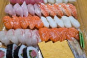 【画像】コストコのお寿司、エンガワがなくなりタコになる🥹🍣
