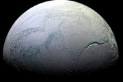 土星の衛星「エンケラドゥス」に生命が誕生している可能性。噴出する水蒸気に水溶性の有機物を確認(NASA)