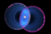 合体する恒星、16年間謎だった天体の正体がついに解明される