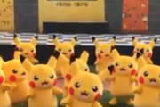 海外「誘拐！？ピカチュウに何があったの！これ子供トラウマにならない？」たくさんのピカチュウのうち1体が突然…（海外の反応）