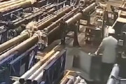 【動画】中国の労災。回転するパイプに巻き込まれた作業員が6回転半してしまう事故。