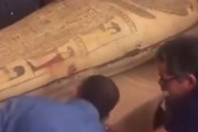 【激臭】海外「エジプトの考古学者が2500年の封印を解いちゃった」