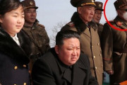 北朝鮮のミサイル訓練写真に謎の人物、正恩氏のそばに立つ将官に異例のモザイク！