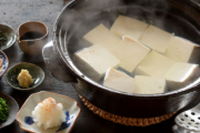 私は湯豆腐と言えば鍋に入れる具材は豆腐だけ。でも旦那はお肉を一緒に入れたい人…