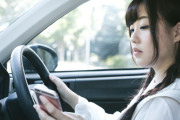 【警告】運転中のスマホ、違反点数2点から6点に引き上げで免停へ