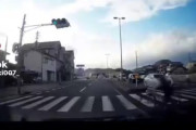 【悲報】信号無視おばあちゃん、ちょっと死にそうになる