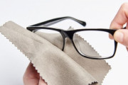 メガネ屋さん「レンズ拭くときは必ずこの布を使ってくださいね～」 ワイ「ん、おかのした」