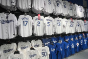 大谷翔平がメッシ＆クリロナ超えドジャースのユニホームが爆発的人気に #野球 |  脱税大谷はLAに税金払わないのに