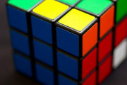 天才キッズが男女協力プレイでルービックキューブを完成させる動画がすごすぎる