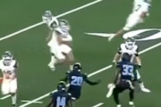 【動画】高校アメフト史上最高と言われているトリックプレイがこちら。