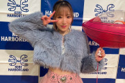 ドキンちゃんの風船を持って家の中を歩き回る譜久村聖さん(29)