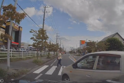横断中に轢かれそうになったおんなさん、ビビりまくってしまうwww