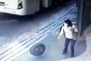 なんて不運な。車から脱落したタイヤを最小の動作で避けたお姉さんが・・・。