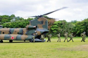 陸自が大規模地震想定した防災訓練、中学校でヘリ離着陸に抗議する市民「あまりに非常識」…名護市！