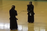 神々の戦い。一般人には理解できない剣道範士八段同士の立ち会いがこちら。
