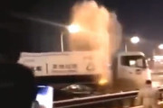 【動画】中国、防疫車の消毒水散布で路面凍結！ブレーキ効かず衝突！その瞬間