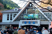東京都民「山登って綺麗な空気に癒されるぞ～」→登山道も山頂も大混雑