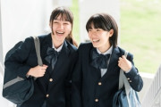 【男女？】フェミさん「この2つの女子高生のポスターを電車で見て、ああ日本だなと思った」