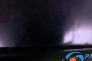 この世の終わりかのような光景。雷光に浮かび上がる巨大竜巻の映像が怖い。