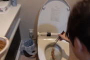 人気ユーチューバー東海オンエアさん、便器の中に焼きそばを落として即食べる動画を投稿し「キモすぎる」と批判殺到