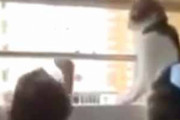 【ネコ】 幼児がベランダで遊んでいた。それ以上はあぶないよ！ → 見守る猫はこうします…