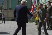 英ジョンソン首相がウクライナ首都キーウを電撃訪問、独立記念日に合わせ！