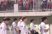 ◆悲報◆群馬に破れ引き上げる浦和レッズの面々にスタンドから乗り出し罵声を浴びせるサポがヤバ過ぎる件