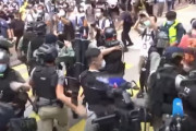 香港デモで警官隊が催涙弾を発射、100人以上を逮捕…国家安全法に反発！