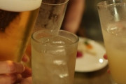 【大人のマナー？】居酒屋でお酒を飲まないとき、ソフトドリンクを頼むかどうか・・・マナーと考える人はたった2割